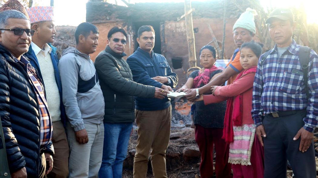 पाल्पाली समाज यूएईद्वारा आगलागी पीडित परिवारलाई १ लाख रुपैयाँ सहयोग हस्तान्तरण