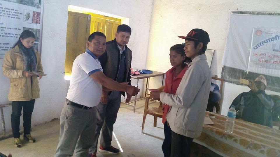 स्व. बाबुराम विकका परिवारलाई आर्थिक सहयोग हस्तान्तरण